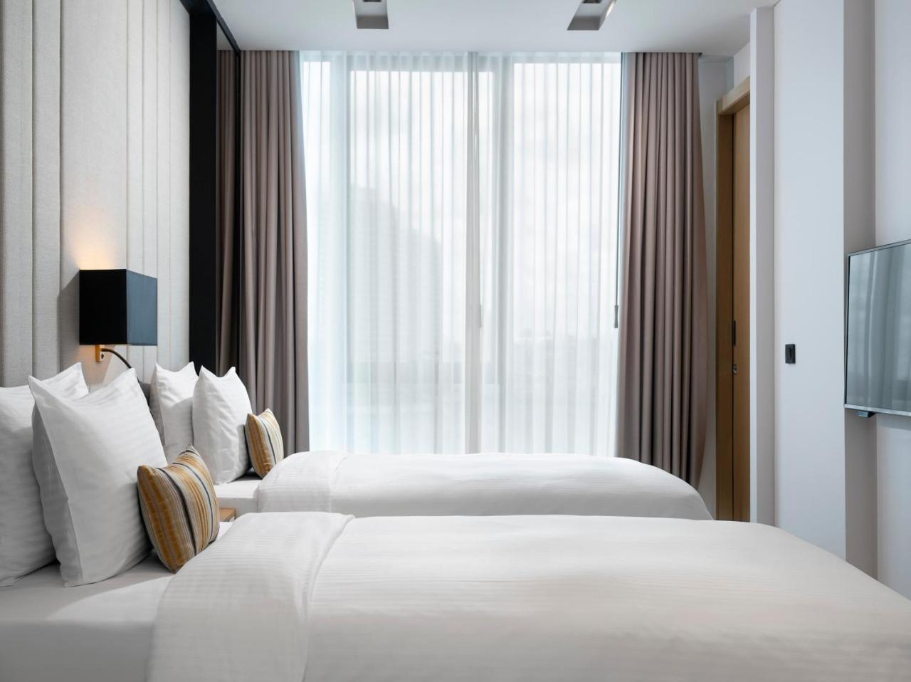 Готель Centro Westside By Rotana 4*